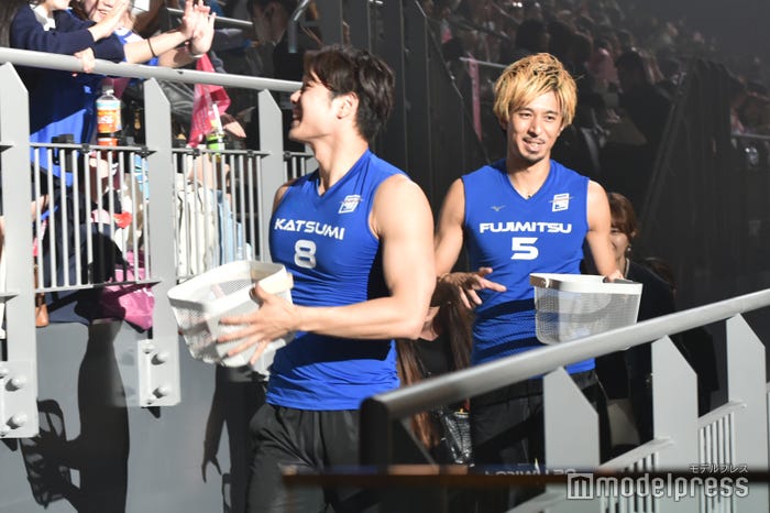 サインボールを配る中村克、藤光謙司(C)モデルプレス