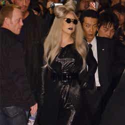 成田空港に到着したレディー・ガガ