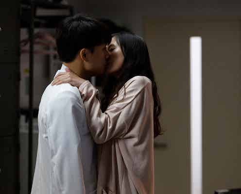 「泣くな研修医」白濱亜嵐&恒松祐里が美しいキス ドキドキの急展開に