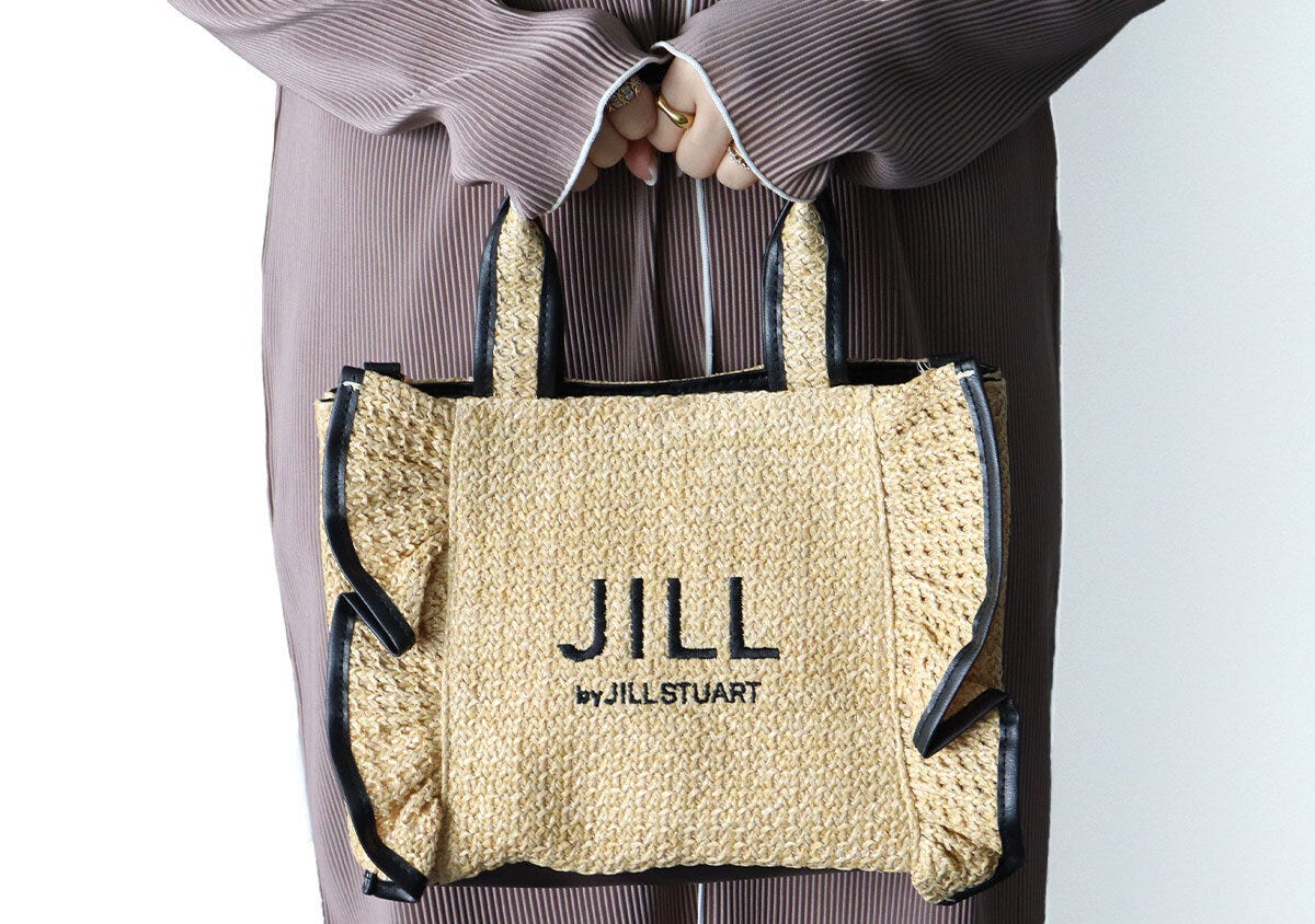 プリーツワンピースの女性がJILL
