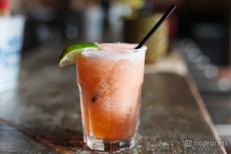 女性に嬉しいカラフルなカクテルも充実