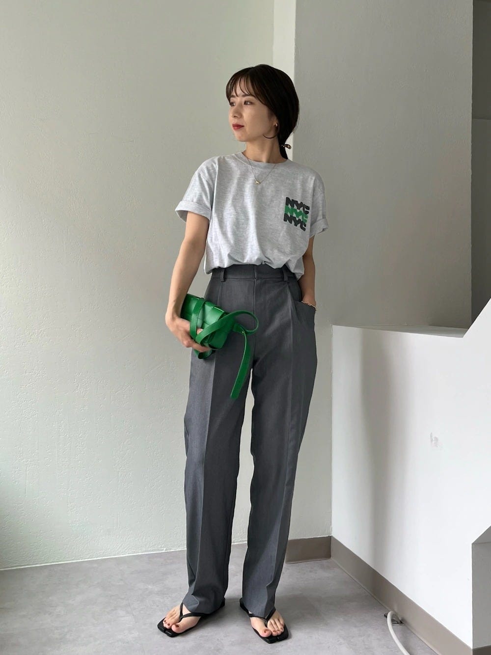 レディース Tシャツ 夏 コーディネート レディース コーディネート コーデ 着こなし おすすめ オススメ トレンド コツ おしゃれ お洒落 オシャレ 2022 夏 Tシャツ トップス グレー パンツ スラックス サンダル
