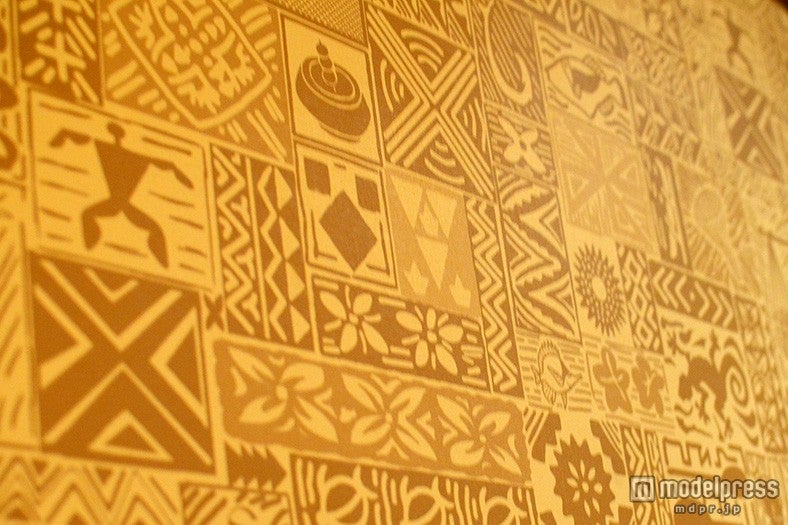 廊下の壁紙に隠れミッキー