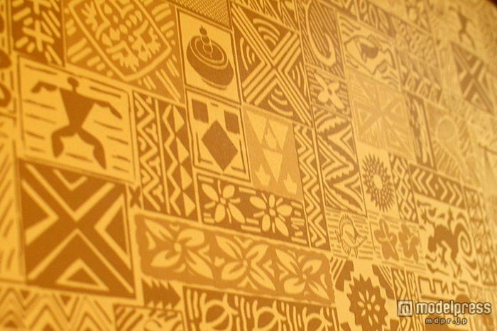 廊下の壁紙に隠れミッキー