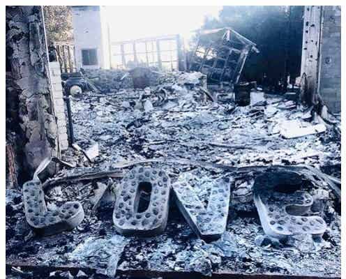 自宅焼失のマイリー・サイラス、荒れ果てた焼け跡を婚約者が公開