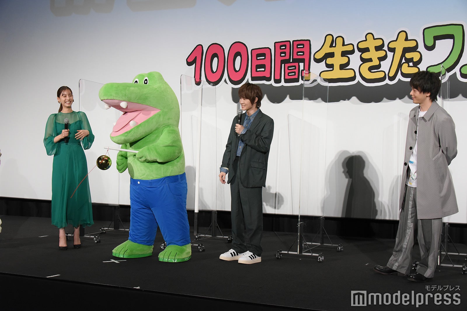 （左から）新木優子、ワニ、神木隆之介、中村倫也（C）モデルプレス