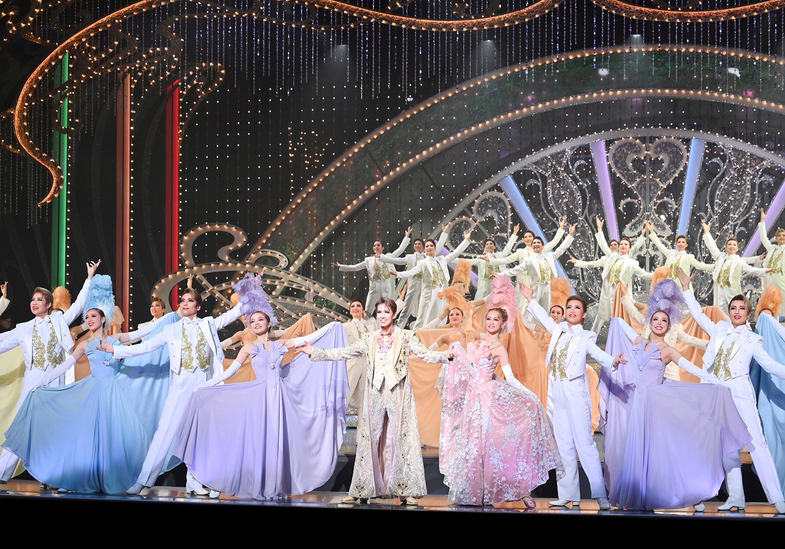 2025年花組公演「愛、Love Revue！」（C）宝塚歌劇