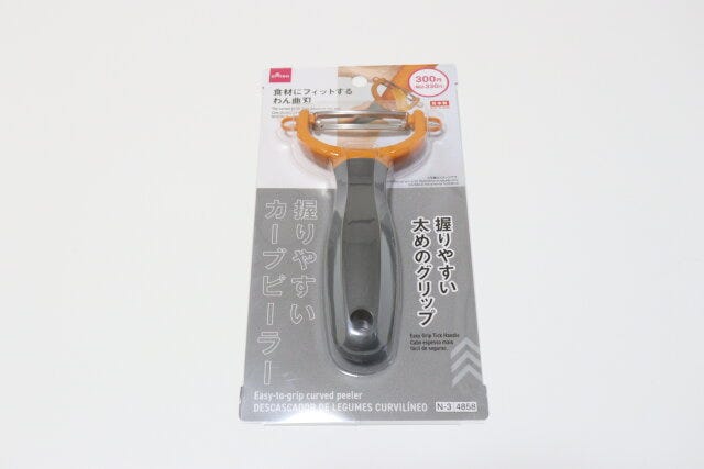 ダイソーの握りやすいカーブピーラーのパッケージ