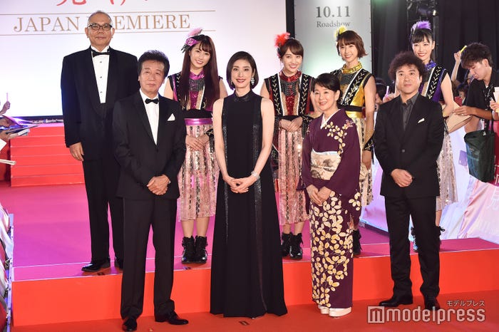 (後列左から)犬童一心監督、佐々木彩夏、百田夏菜子、玉井詩織、高城れに、(前列左から)前川清、天海祐希、吉永小百合、ムロツヨシ (C)モデルプレス