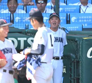 横浜・村田監督 笑顔で12K快投の織田に感嘆「本当にひまわりのような人間。織田が笑顔なら選手もスタッフもスタンドも笑顔に」「本当によく投げてくれた」