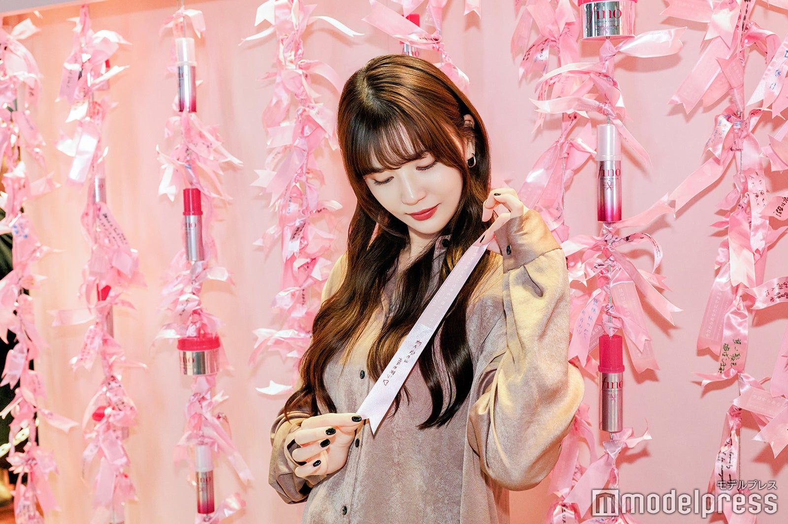 ヘアドネーションできる長さを体験（C）モデルプレス