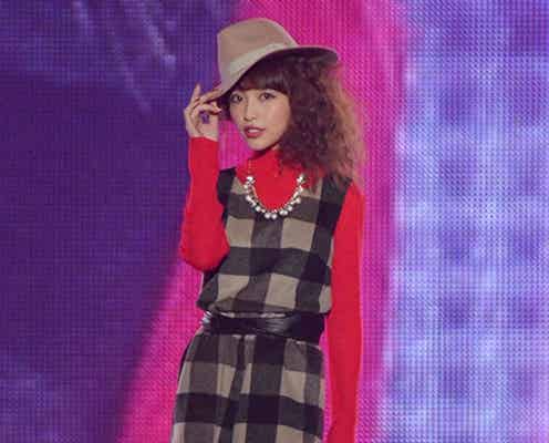 くみっきー、赤リップで大人な魅力 最旬秋冬ファッションを発信