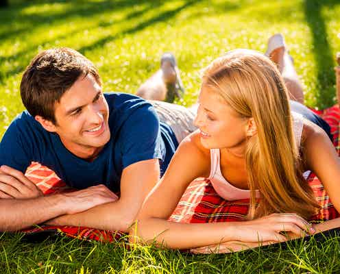 男性が好きな人に見せる脈あり行動6つ|彼に告白させる方法は?