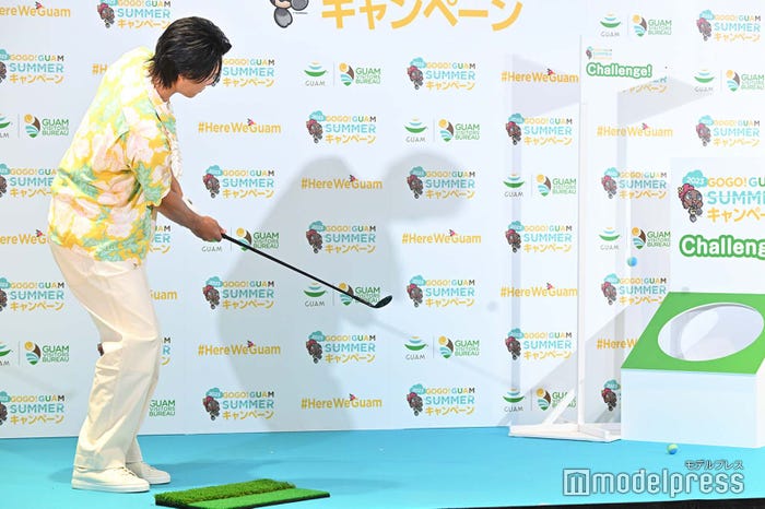 マイクラブでゲームに挑戦する鈴木伸之(C)モデルプレス