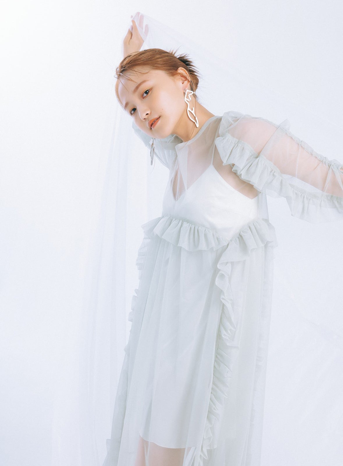 元モー娘。鞘師里保、シースルー衣装でアンニュイな魅力発揮