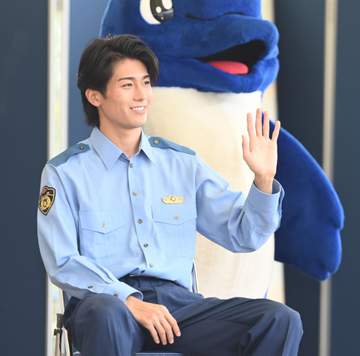 中村敬斗が警察官姿でイベント登場 2000人超のファンから「キャ～♡」と大歓声 中学生には「腐らずにやり続けるのが大事」と助言