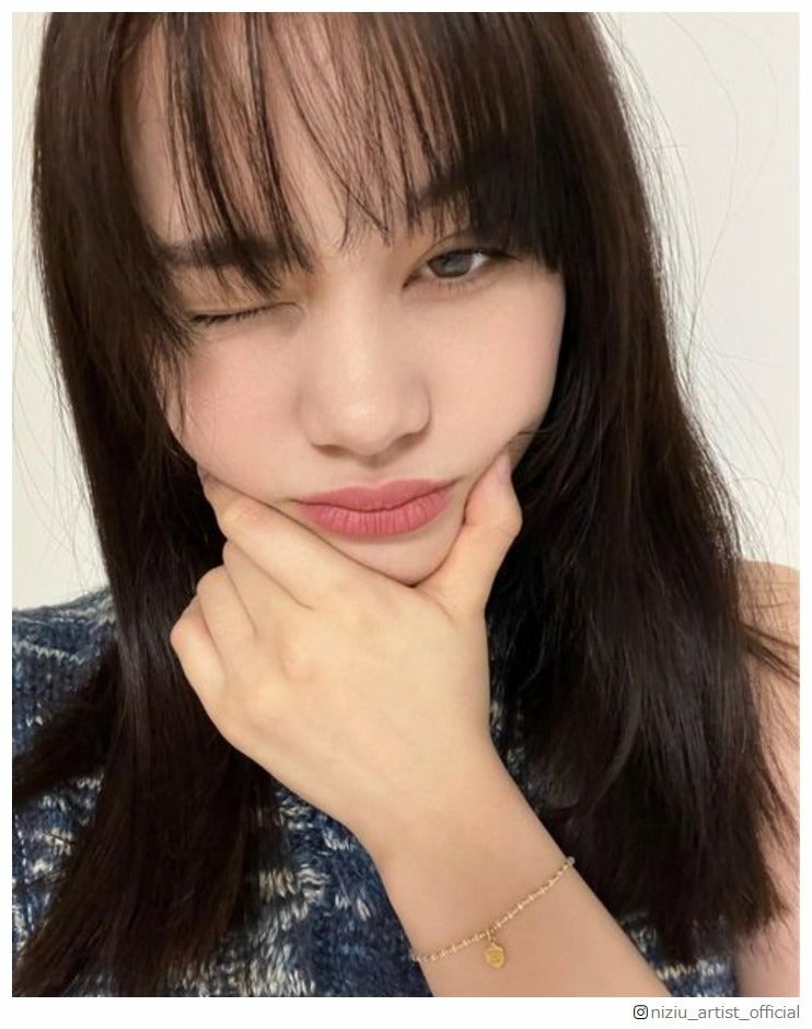 NiziUニナ、ばっさりカット“ミディアムヘア”の自撮りショットが「天才的に可愛い」「最強マンネ」と話題