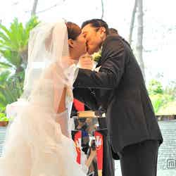 「1周年記念婚」で誓いのキスをかわす小森純＆今井諒夫妻（12年7月）
