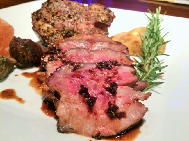 【ワインバーレストラン コートドール】イベリコ豚の網焼きグリル 焦がしにんにく醤油／画像提供：AATJ