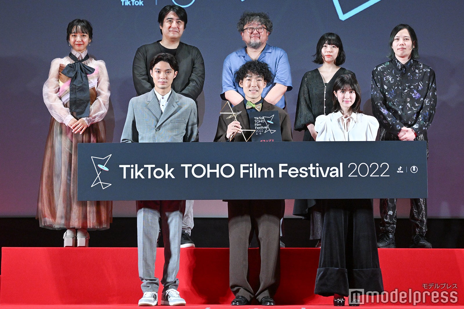 （手前左から）磯村勇斗、山口景伍、福本莉子（後列左から）山之内すず、佐久間宣行、樋口真嗣、首藤凜、しんのすけ （C）モデルプレス