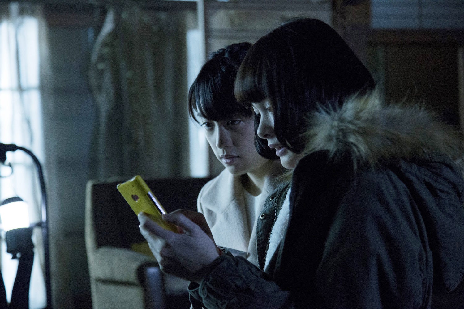 劇中カット：山本美月、玉城ティナ（C）2016「貞子vs伽椰子」製作委員会