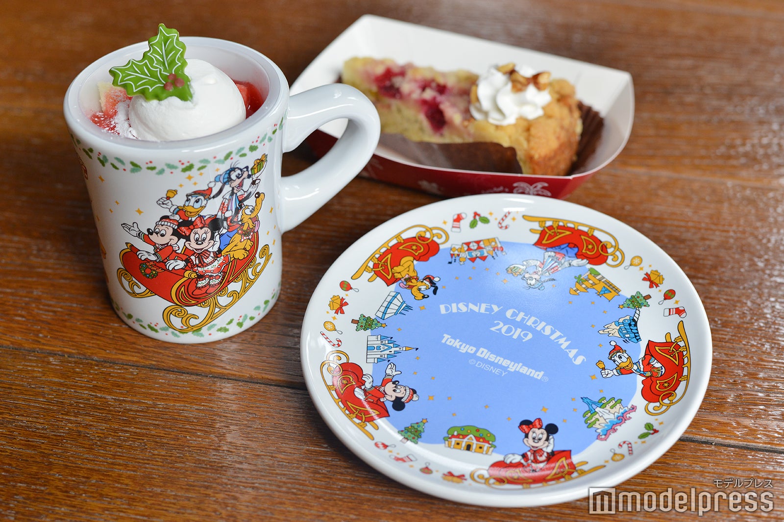 ストロベリーデザート、スーベニアカップ付き（¥800）とクランベリー＆紅茶のケーキ、スーベニアプレート付き（¥800）