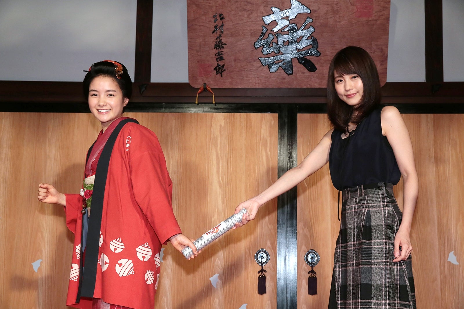 葵わかな、有村架純（C）NHK