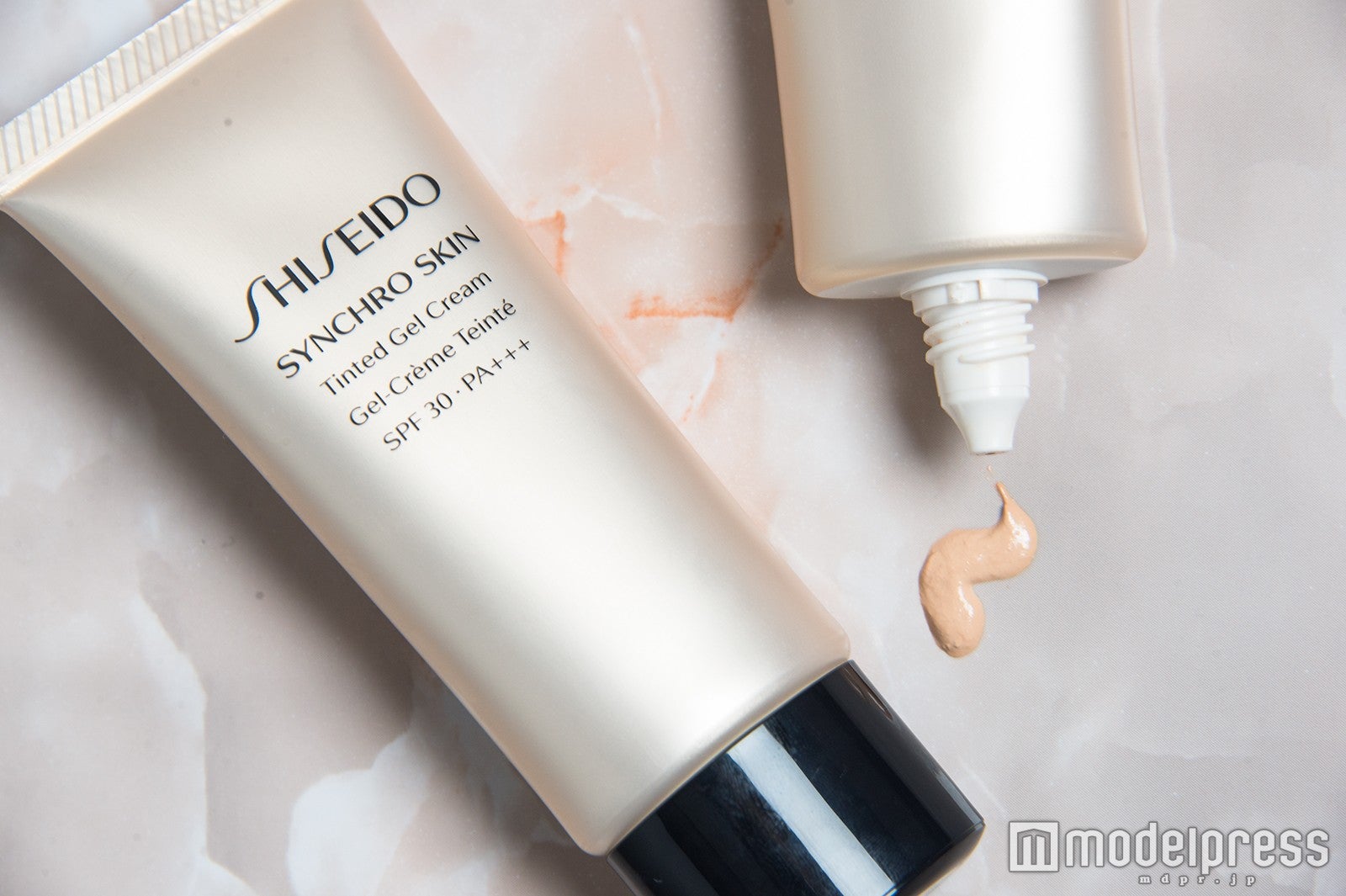 手が汚れず、使い勝手のよいチューブタイプ（C）モデルプレス