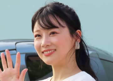 重盛さと美「小学生みたいな日」コーデにファン驚き「37歳とは思えない」「天使です」「最高に可愛い」
