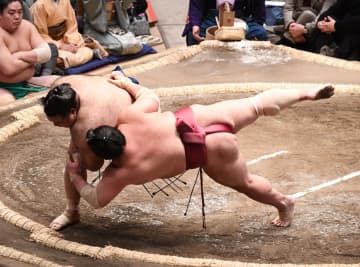 大相撲 まるで一本背負いに館内騒然！高安が逆転のかいなひねり決める「思い切って投げました」確かな記憶力も披露