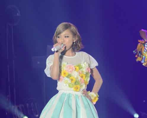 西野カナ、キュートなミニスカで「TGC」登場 「Always」で卒業祝福