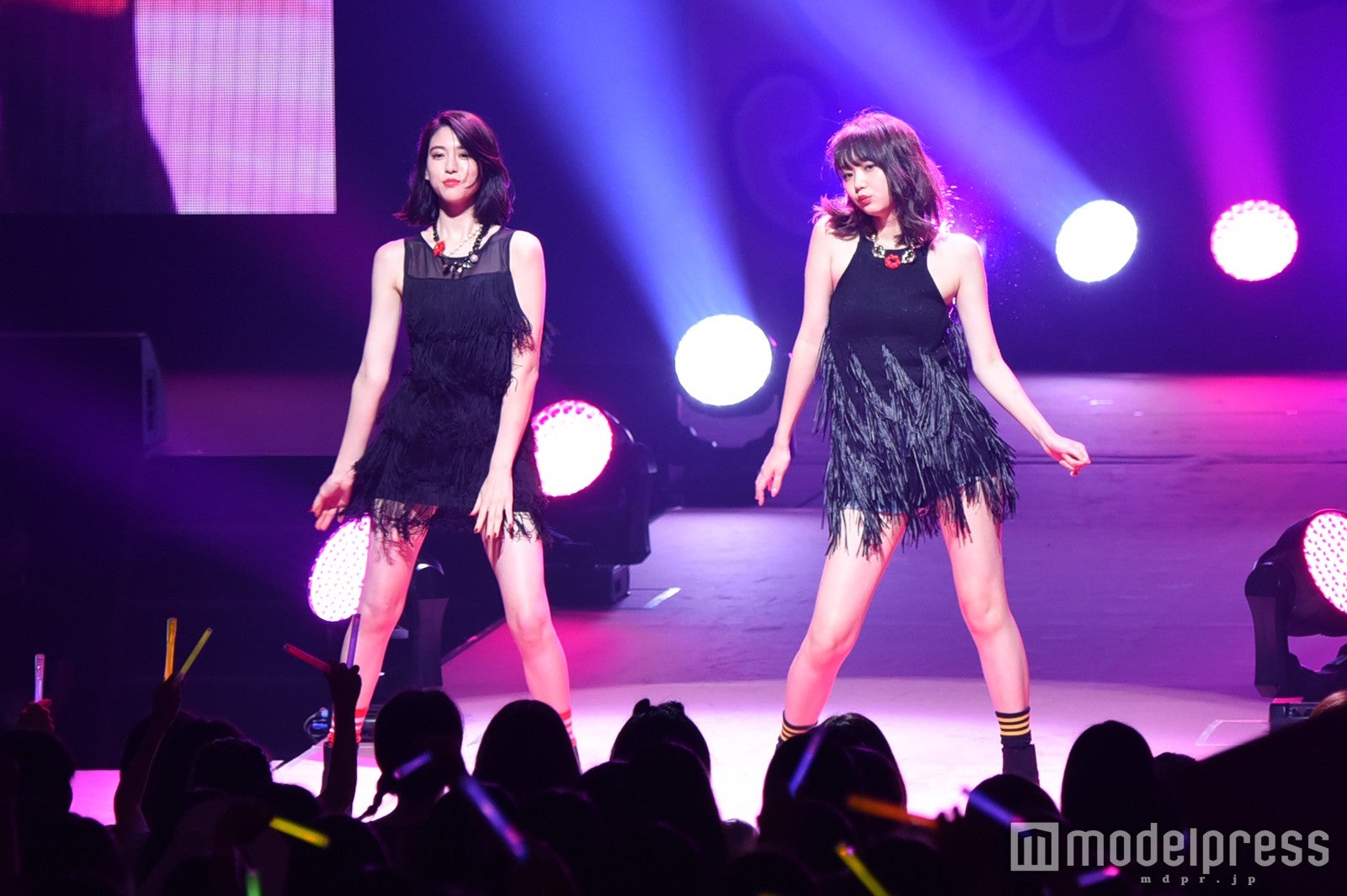 三吉彩花＆江野沢愛美、SEXY美脚全開でダンスを披露 “みよまな”コンビに黄色い歓声＜Seventeen 夏の学園祭2016＞