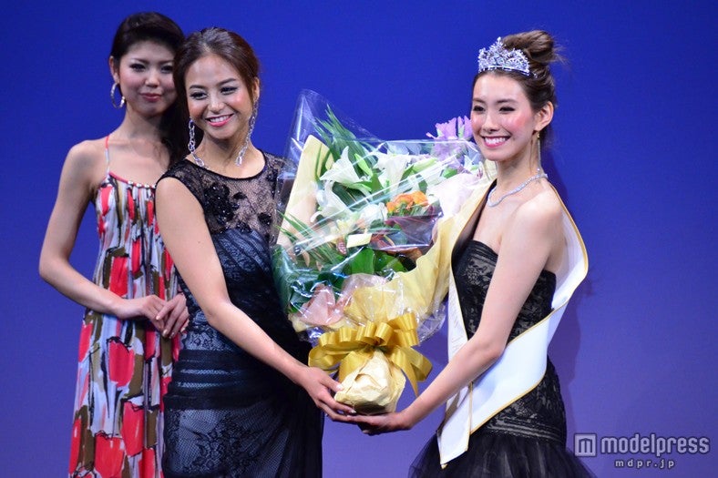 2012年ミス・アース・ジャパンの野田萌さんから花束を贈呈される堀川優さん