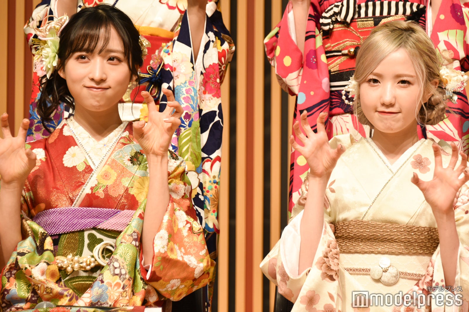 虎ポーズをとる小栗有以、本田仁美 （C）モデルプレス