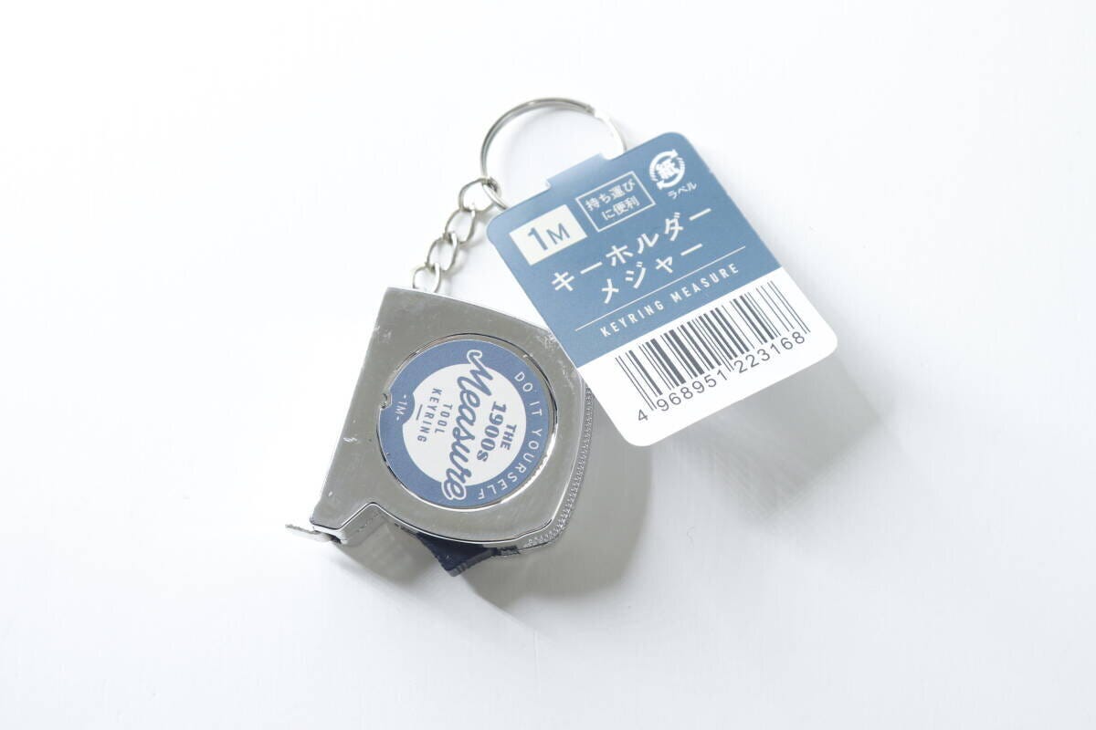 キーホルダーメジャーのパッケージと本体の俯瞰写真