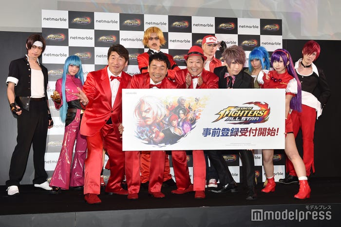 (前列左から)ダチョウ倶楽部、歌広場淳、えなこ(後列はコスプレイヤー) (C)モデルプレス