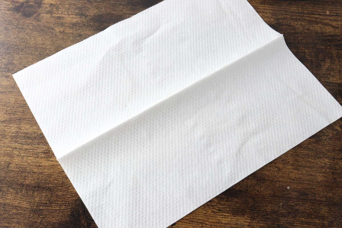 広げた状態の白いキッチンペーパー1枚