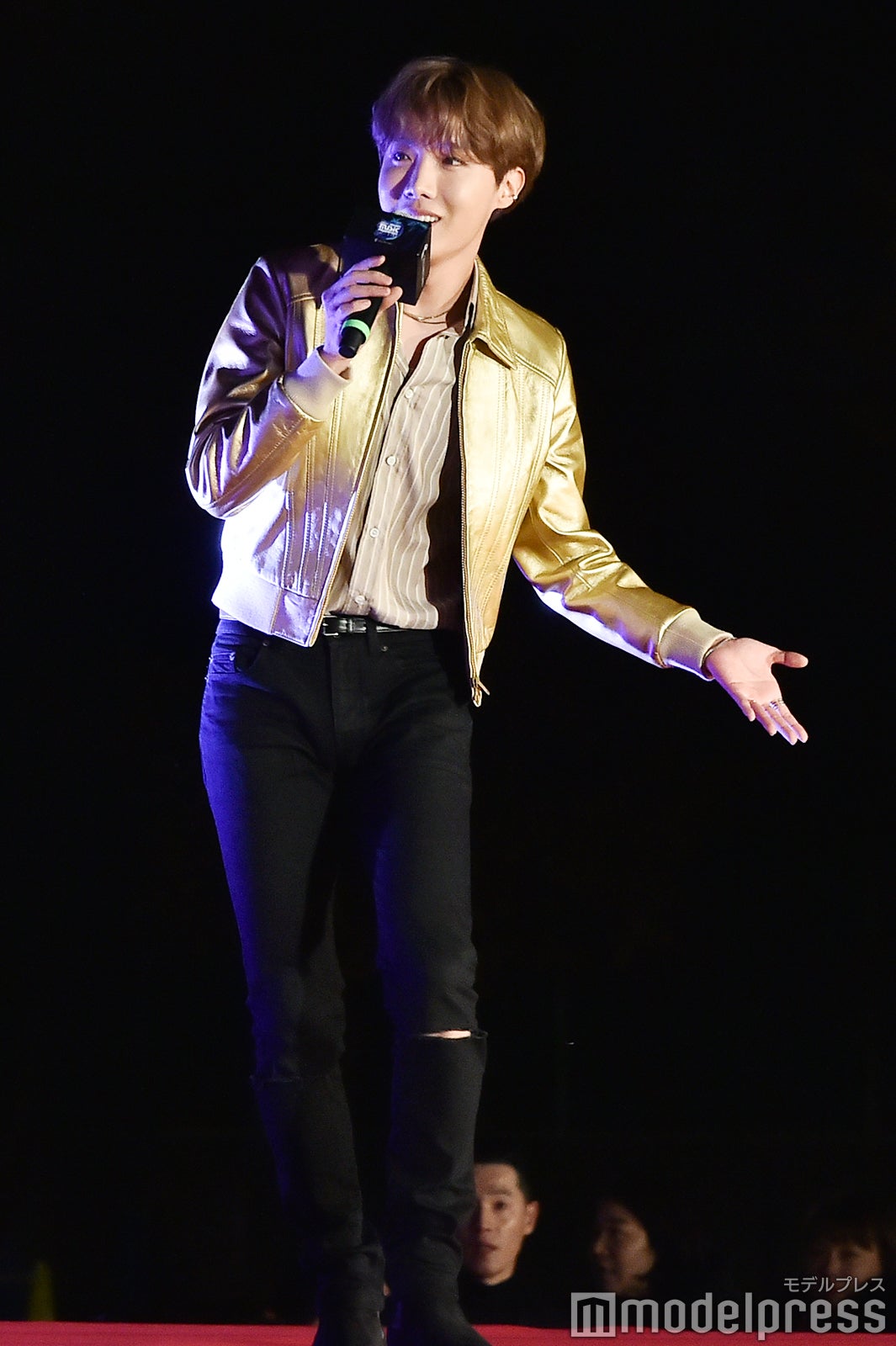 用意していたケーキの帽子が見当たらないJ-HOPE （C）モデルプレス