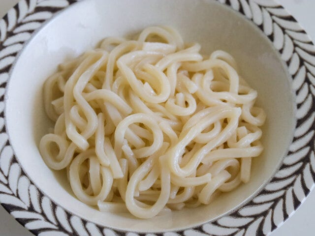 冷凍うどんは、茹でるかレンジで袋の表示時間通りに加熱調理し、器に盛る。