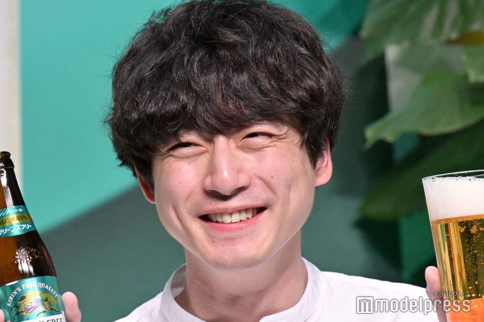 笑顔を浮かべる坂口健太郎(C)モデルプレス
