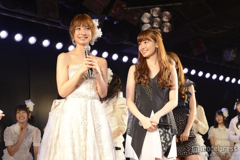 篠田麻里子（左）と小嶋陽菜（右）／篠田麻里子卒業公演より（C）AKS