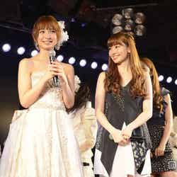 篠田麻里子（左）と小嶋陽菜（右）／篠田麻里子卒業公演より（C）AKS