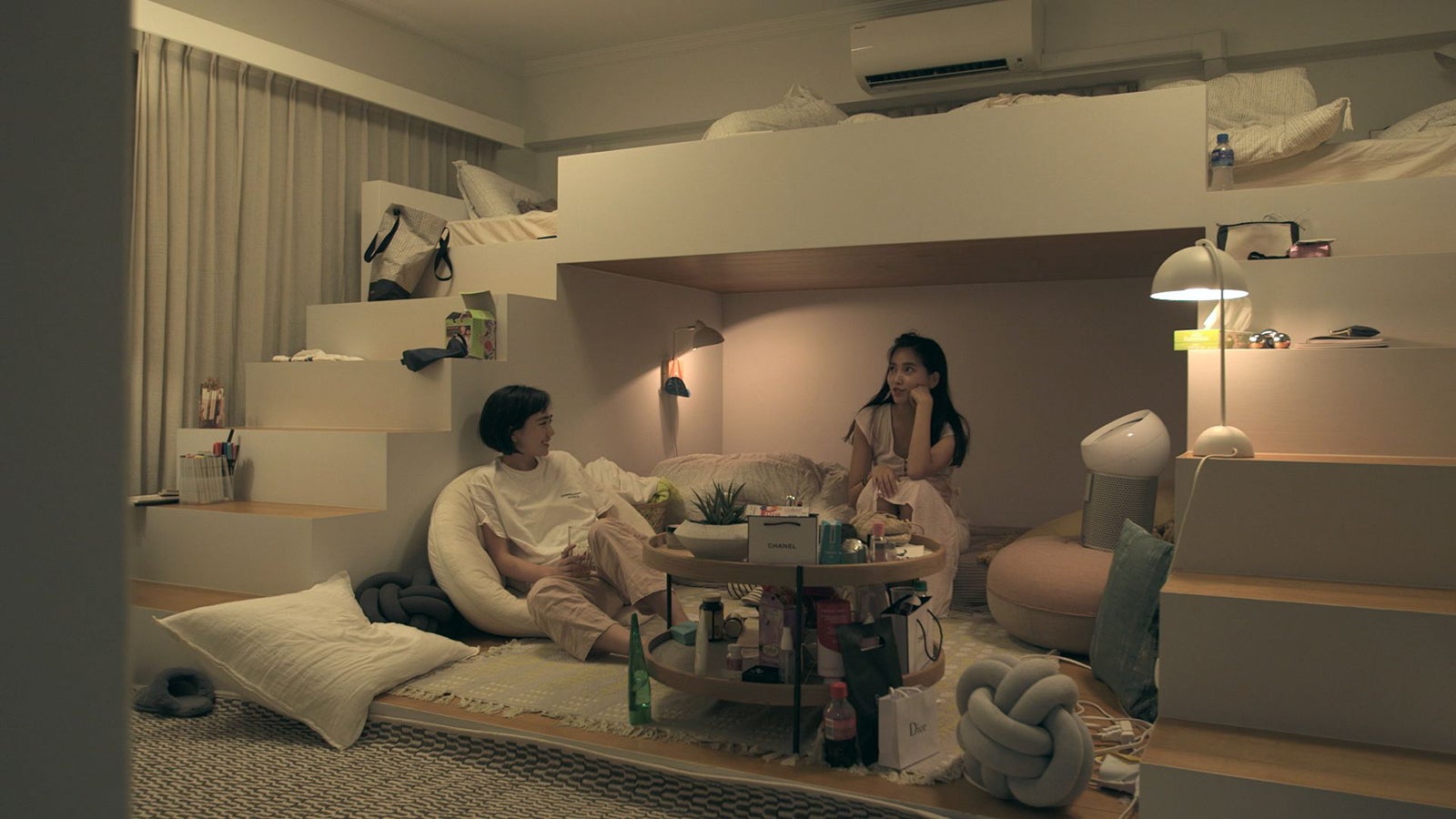 香織、春花「TERRACE HOUSE TOKYO 2019-2020」19th WEEK （C）フジテレビ／イースト・エンタテインメント
