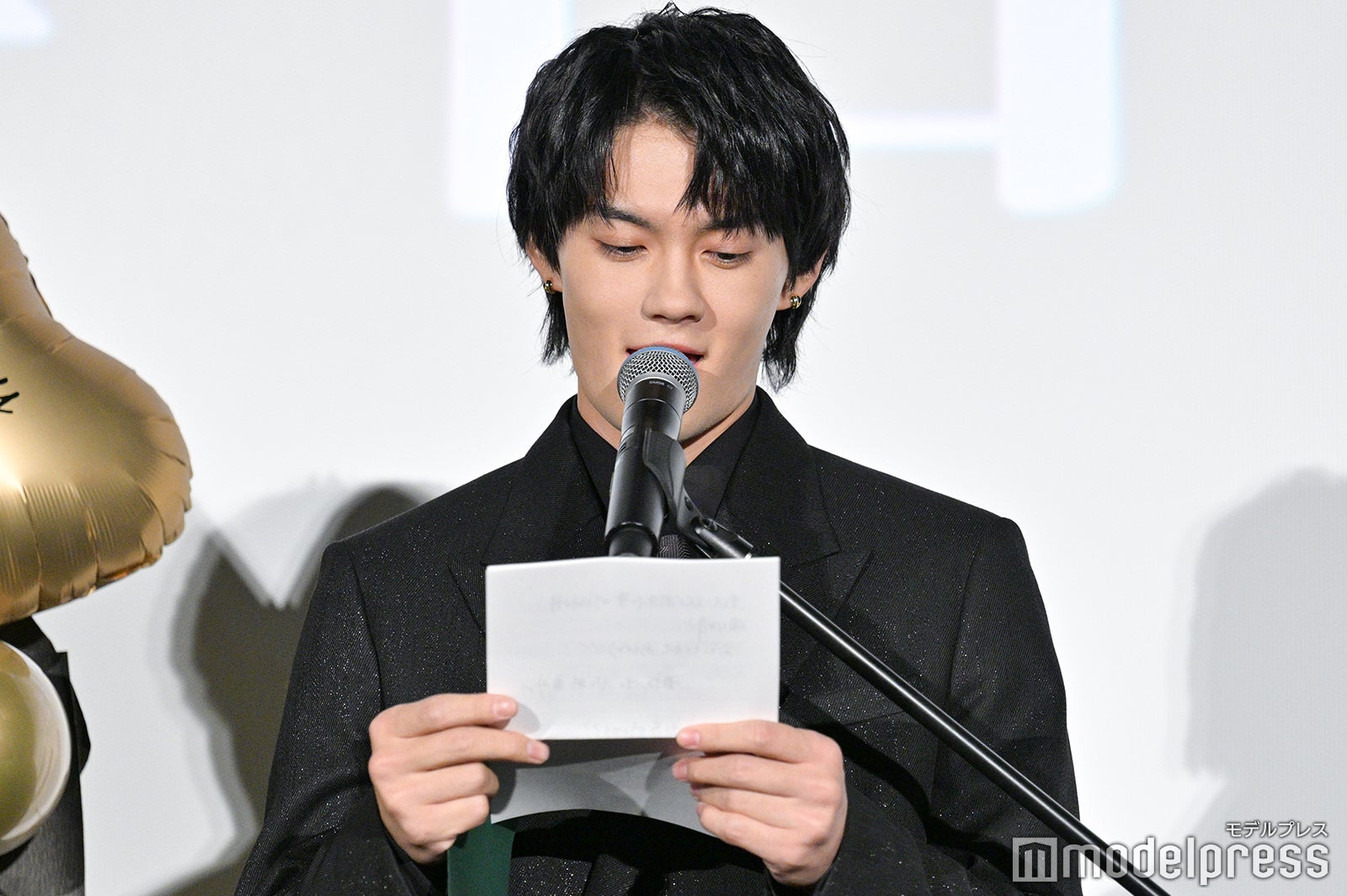 手紙を読む佐野勇斗1（C）モデルプレス