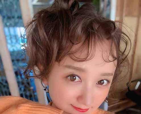 第1子妊娠中の女優・小松彩夏、くるくるヘア姿で上目遣いショット「天使」「可愛さ満点」と反響