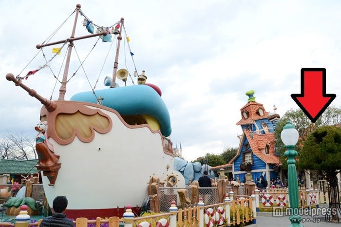 「ドナルドのボート」の前にある木