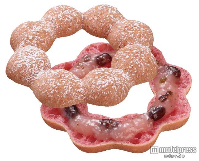 もちもちした食感のポン・デ・リング生地に桜風味のパウダーを練り込み、桜の葉とあずき入りのフィリングをはさんだ【ポン・デ・桜もち】