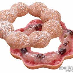 もちもちした食感のポン・デ・リング生地に桜風味のパウダーを練り込み、桜の葉とあずき入りのフィリングをはさんだ【ポン・デ・桜もち】