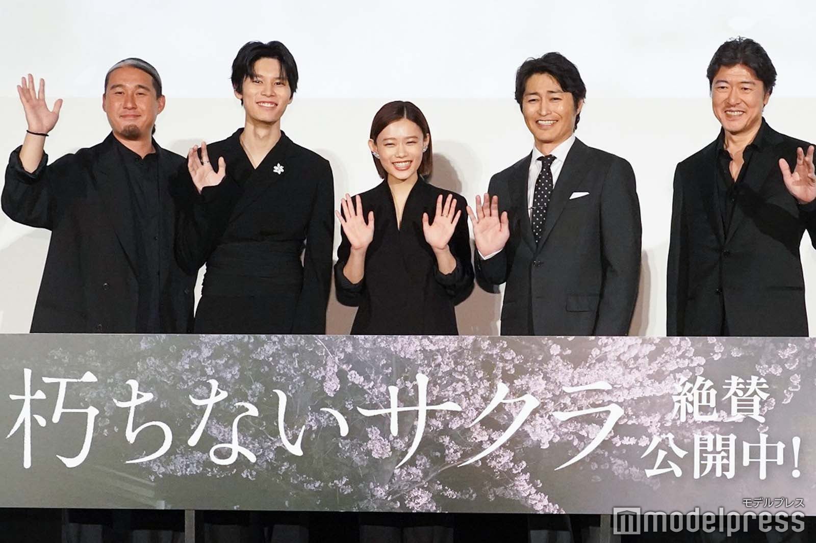 （左から）原廣利監督、萩原利久、杉咲花、安田顕、豊原功補（C）モデルプレス