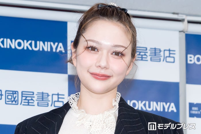村重杏奈、美脚際立つ膝丈ナロースカート姿 ヨーロッパ街並みショットに「映画のワンシーンみたい」「さすがの着こなし」と反響
